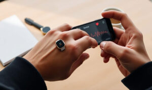 Review-Smart-Ring-Terbaru-Yang-Mampu-Memantau-Detak-Jantung-Secara-Akurat
